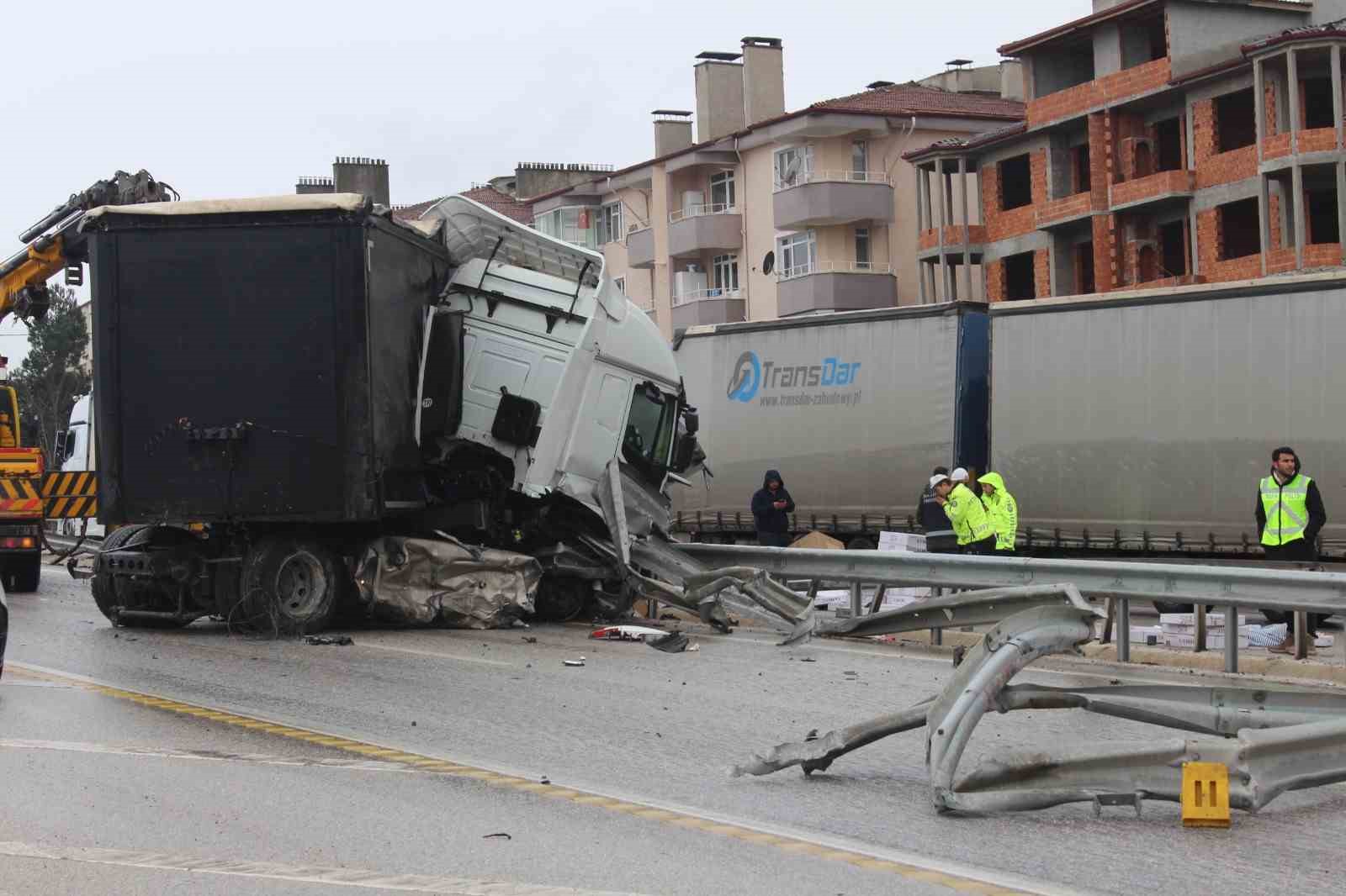 D100’de bariyerlere çarpan tırdaki 2 kişi yaralandı
