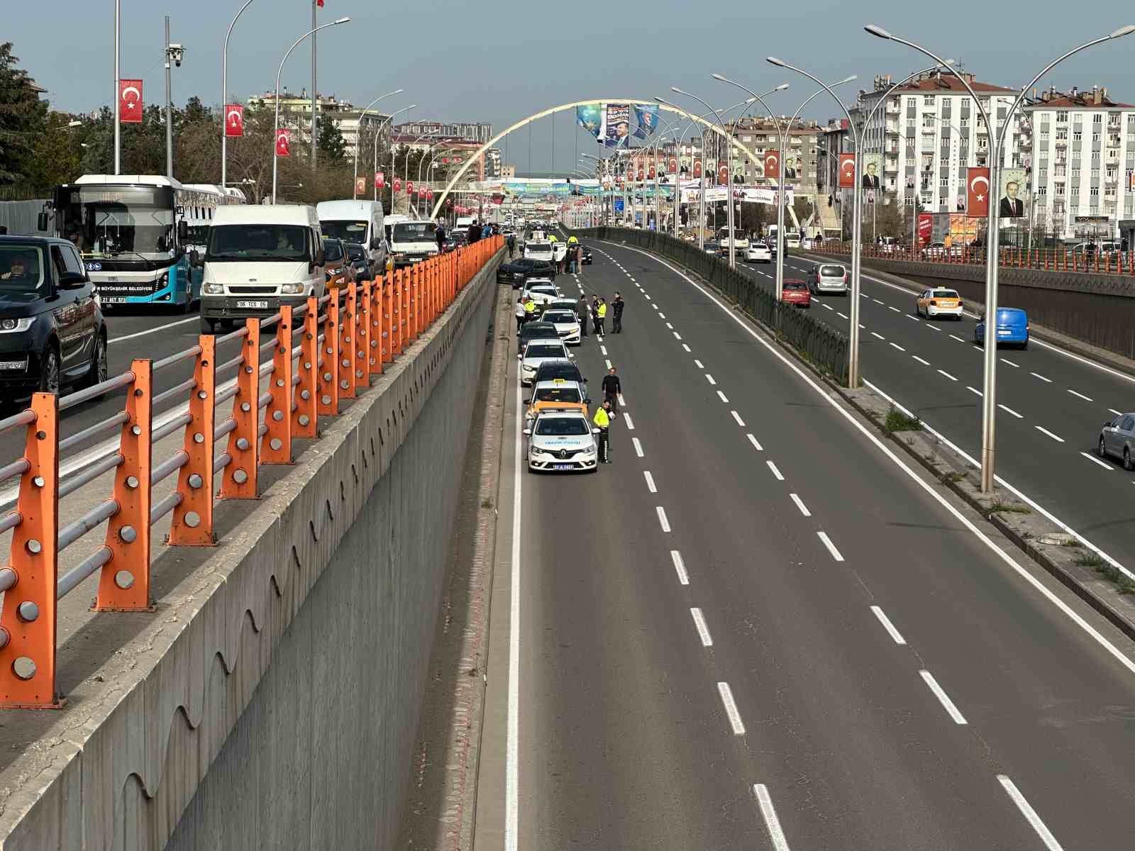 Diyarbakır’da 7 aracın karıştığı zincirleme kazada 4 kişi yaralandı
