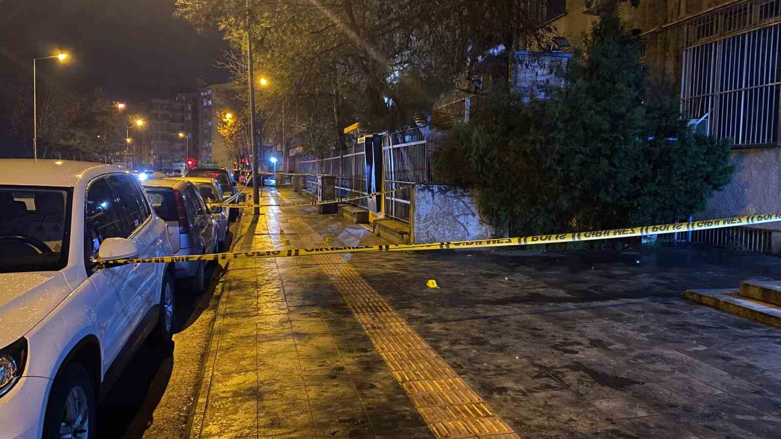 Diyarbakır’da cadde üzerinde silahlı saldırıya uğrayan kadın ağır yaralandı
