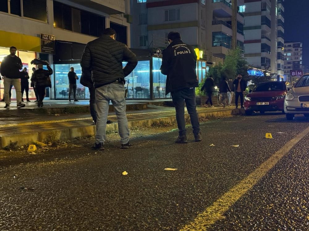 Diyarbakır’da caddedeki silahlı kavgada kıraathane savaş alanına döndü
