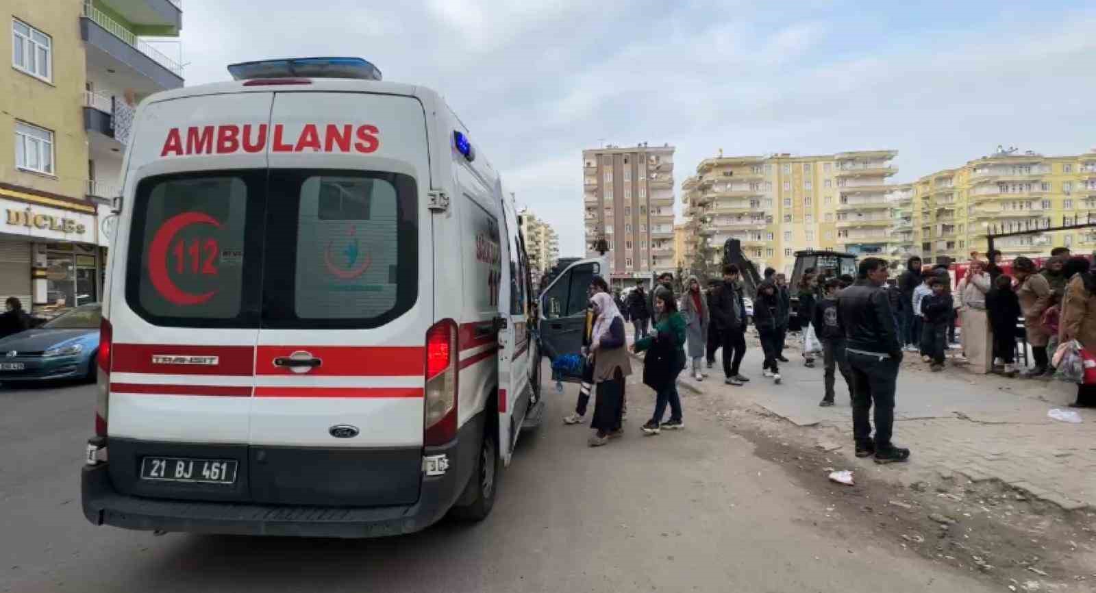 Diyarbakır’da ev yangını: İtfaiye eri yaralandı
