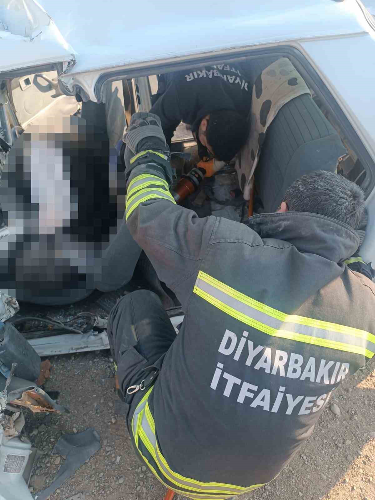 Diyarbakır’da otomobil ile kamyon çarpıştı: 2 ölü, 1 ağır yaralı
