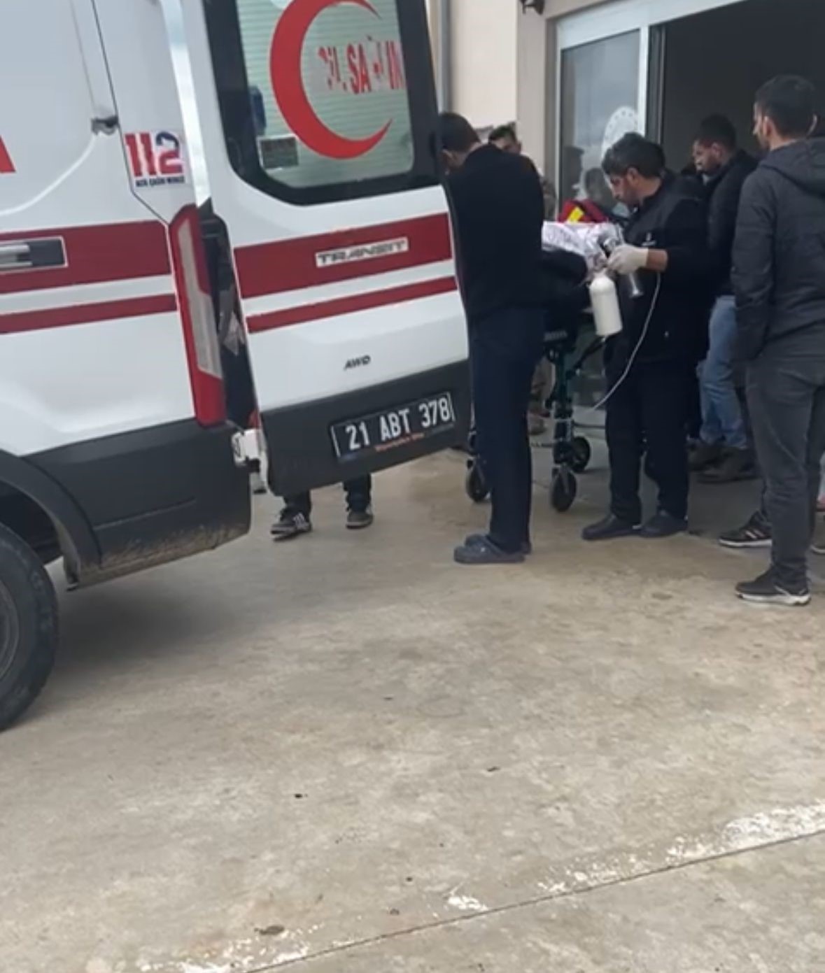 Diyarbakır’da otomobil şarampole yuvarlandı: 1’i ağır 3 yaralı
