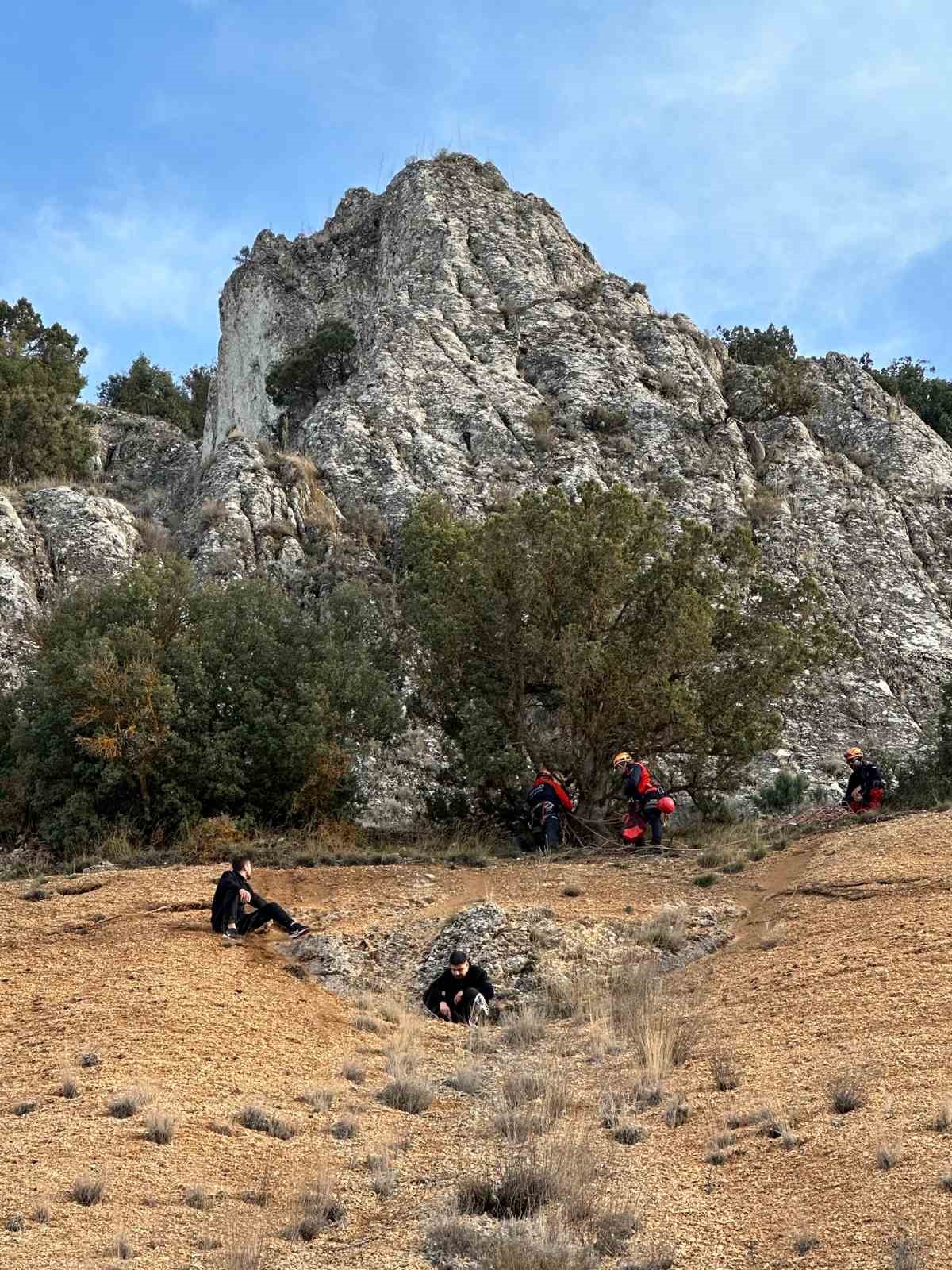 Doğa yürüyüşünde mahsur kalan 2 kişiyi AFAD ekipleri kurtardı
