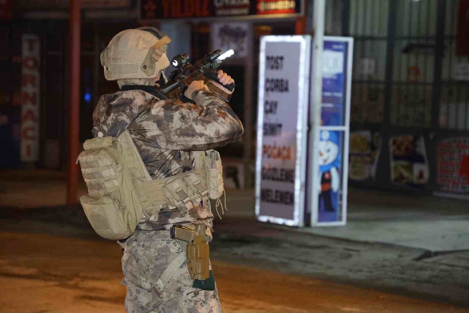 Dükkana girerek başına silah dayayan şahıs 48 bin TL’lik zarar verdi: 7 saattir polise direniyor
