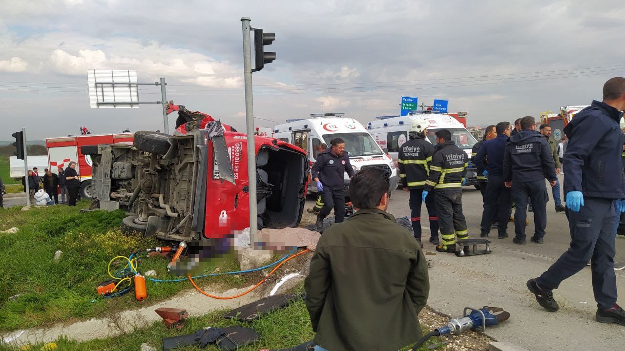 (Düzeltme) Tekirdağ’da tır, yolcu minibüsüne çarptı: 5 ölü, 10 yaralı
