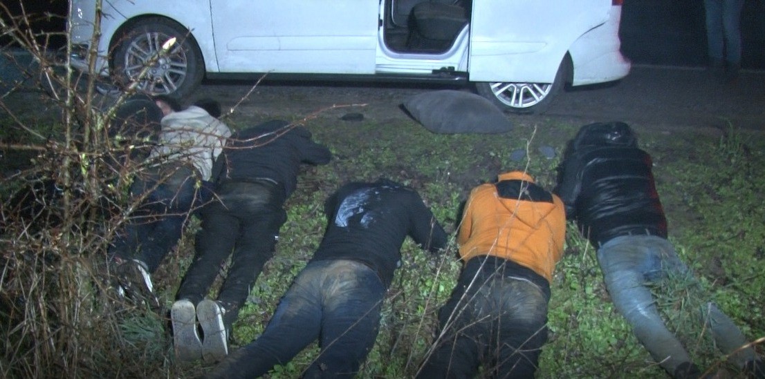Edirne’de dur ihtarına uymayan hafif ticari araçta 6 kaçak göçmen yakalandı
