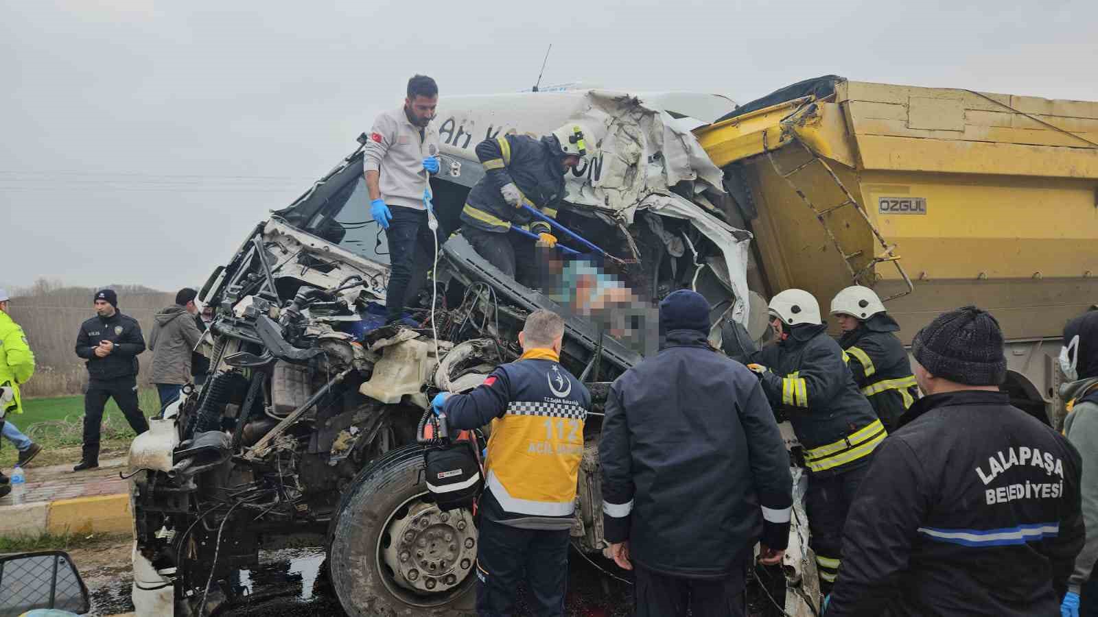 Edirne’de iki kamyonun çarpıştığı kazada bir sürücü feci şekilde hayatını kaybetti
