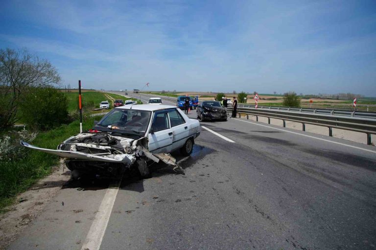 Edirne’de iki otomobil çarpıştı: 1 yaralı