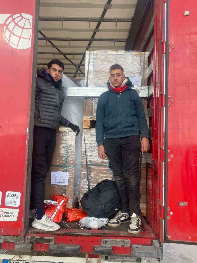 Edirne’de Mısırlı 2 kaçak göçmen tırda yakalandı