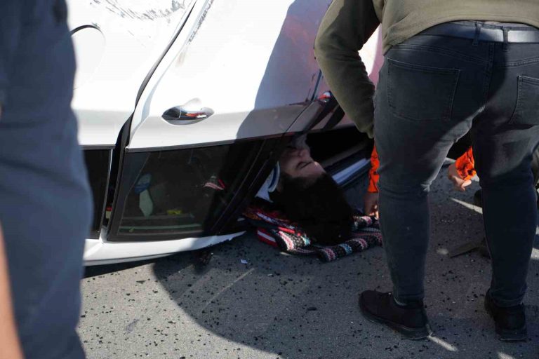 Edirne’de takla atan otomobil sürücüsü sıkıştığı yerden kurtarıldı