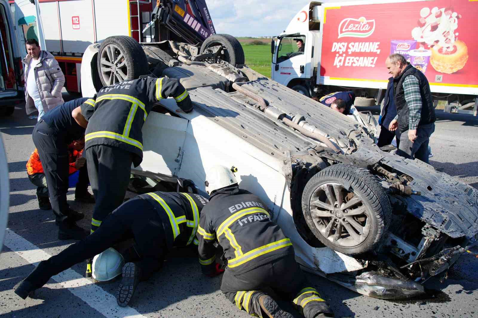 Edirne’de takla atan otomobil sürücüsü sıkıştığı yerden kurtarıldı
