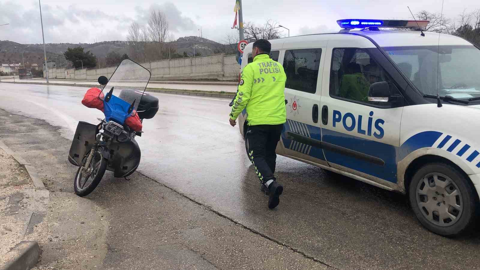 Elazığ’da motosiklet devrildi: 2 yaralı
