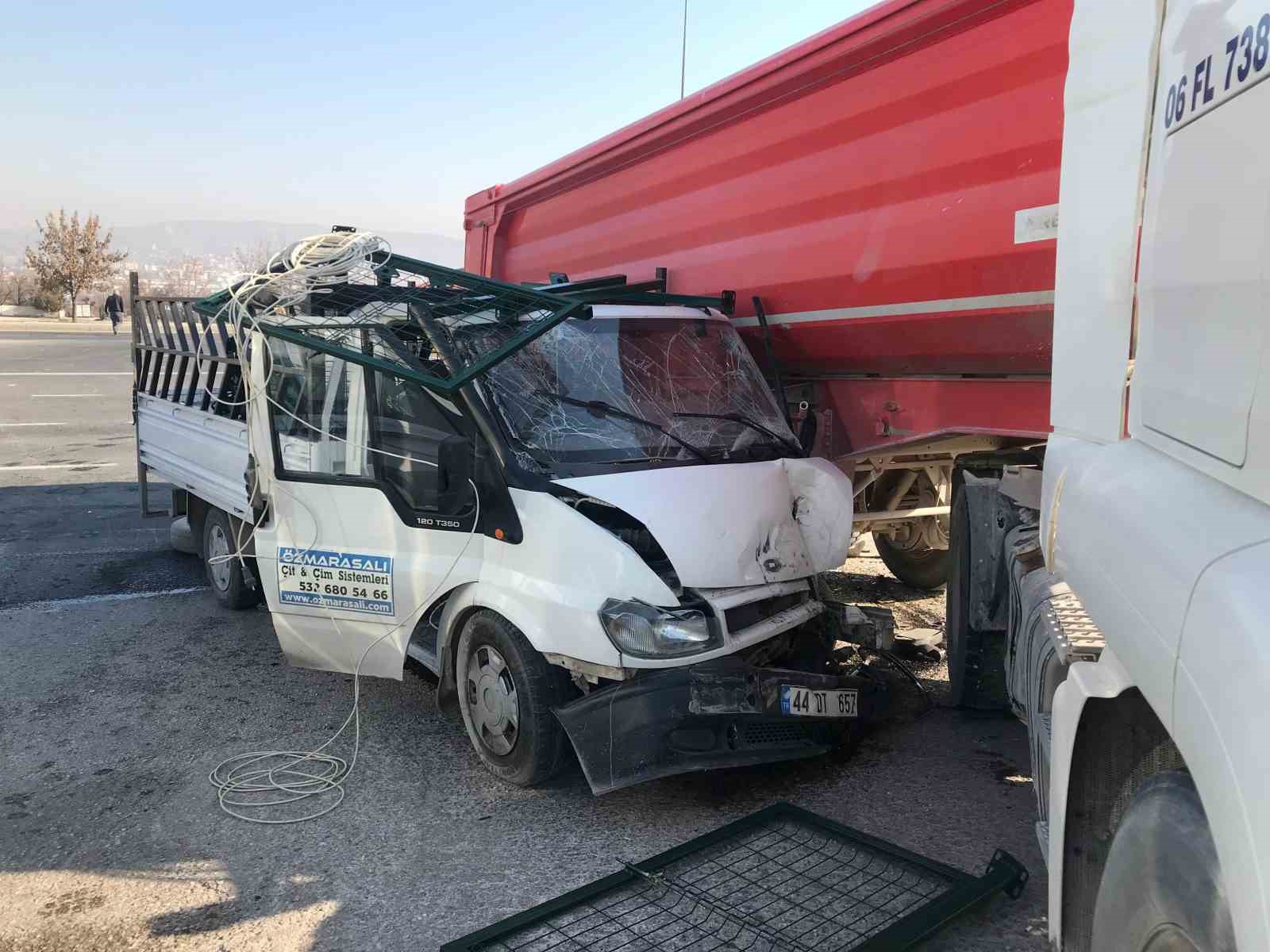 Elazığ’da pikap kamyonun altına girdi: 3 yaralı
