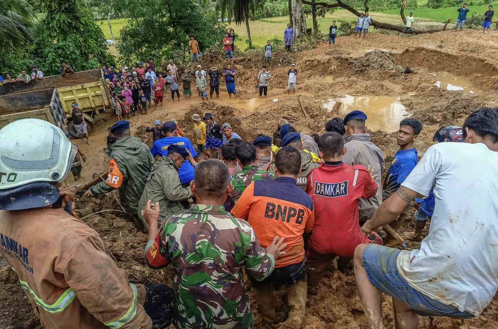 Endonezya’daki sel ve toprak kaymasında can kaybı 26’ya yükseldi
