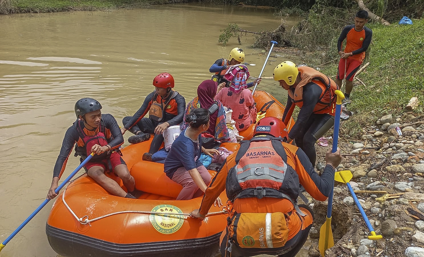 Endonezya’daki sel ve toprak kaymasında can kaybı 32’ye yükseldi
