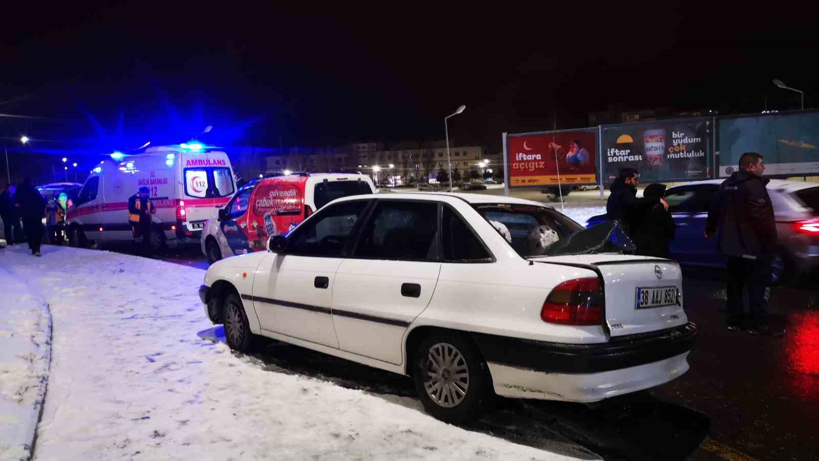Erzurum’da buzlanma ve kar yağışı kazalara neden oldu
