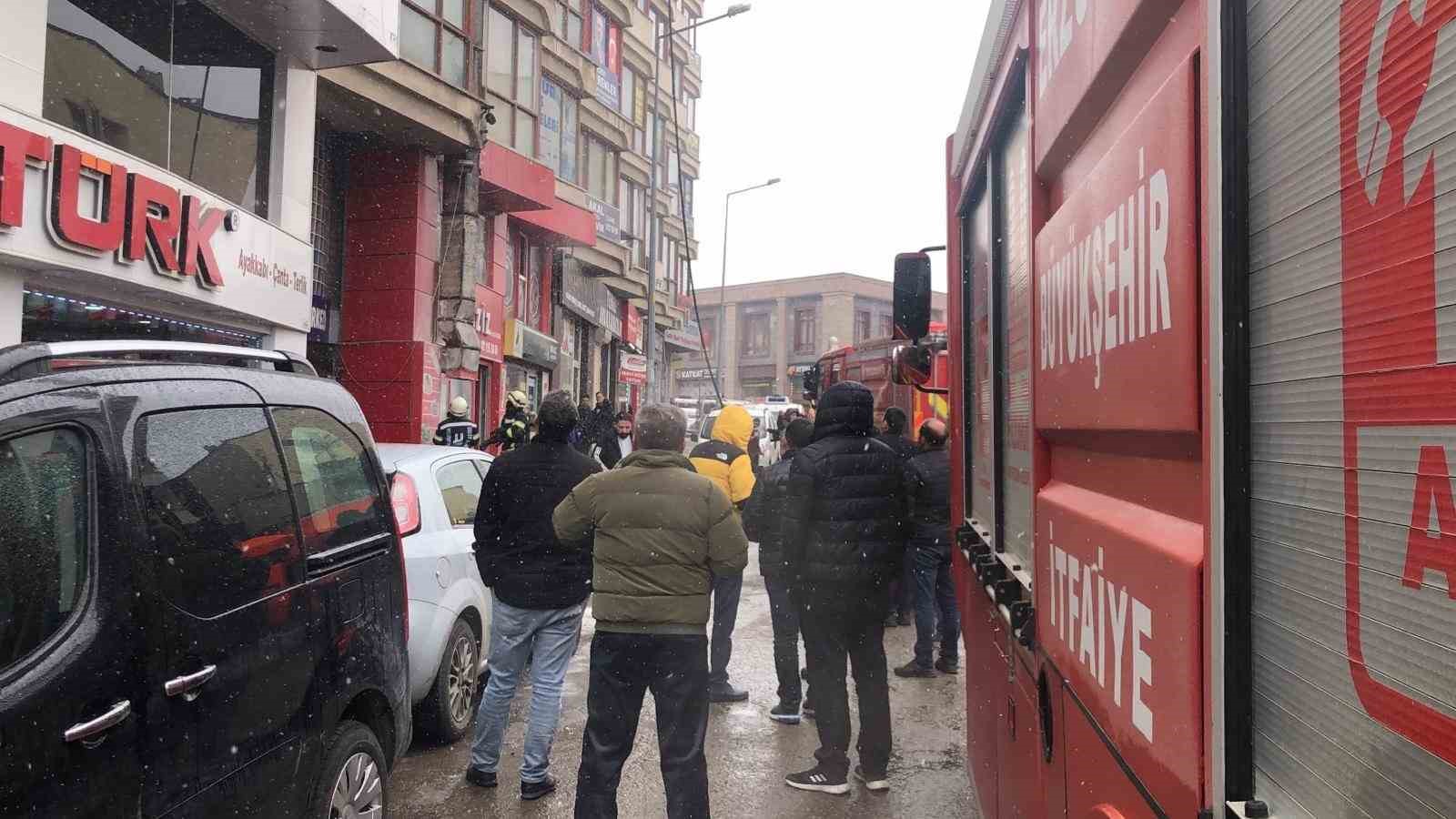Erzurum’da işyerinin çatısında çıkan yangın itfaiye ekiplerince söndürüldü
