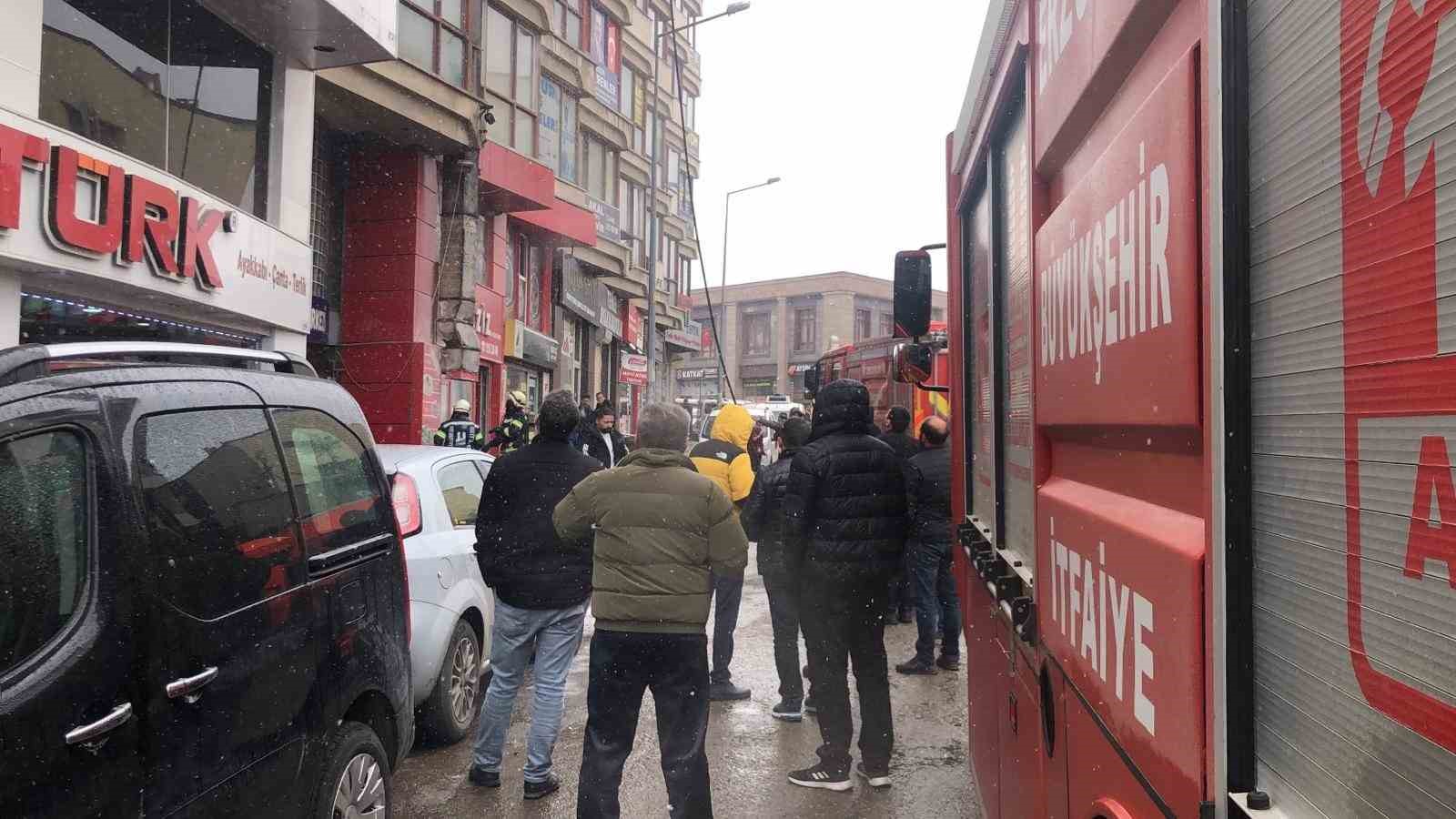 Erzurum’da işyerinin çatısında çıkan yangın itfaiye ekiplerince söndürüldü
