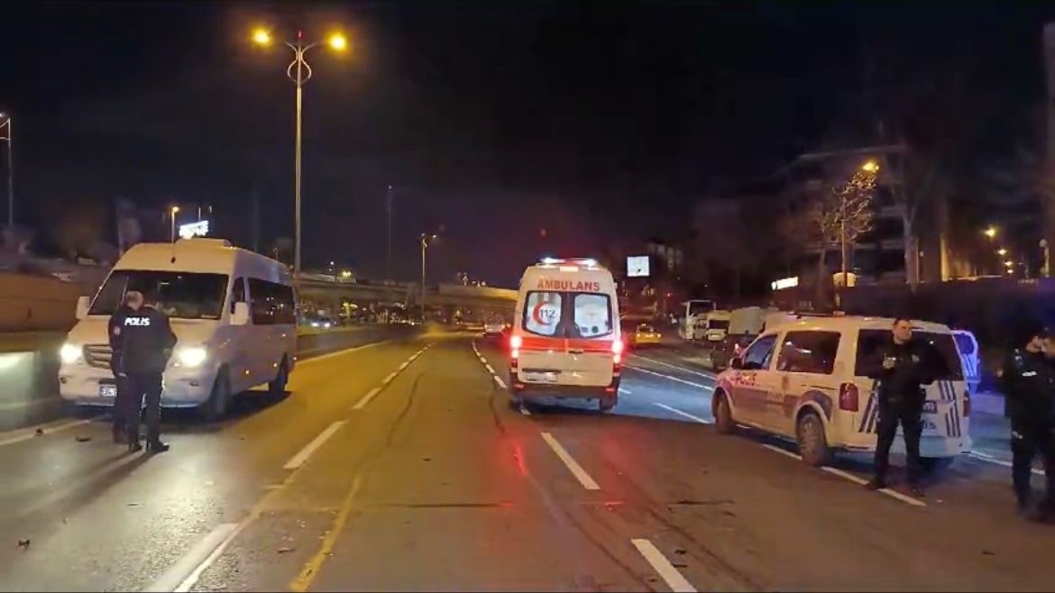 Esenler’de otomobil seyir halindeki servis minibüsüne çarptı: 2 yaralı
