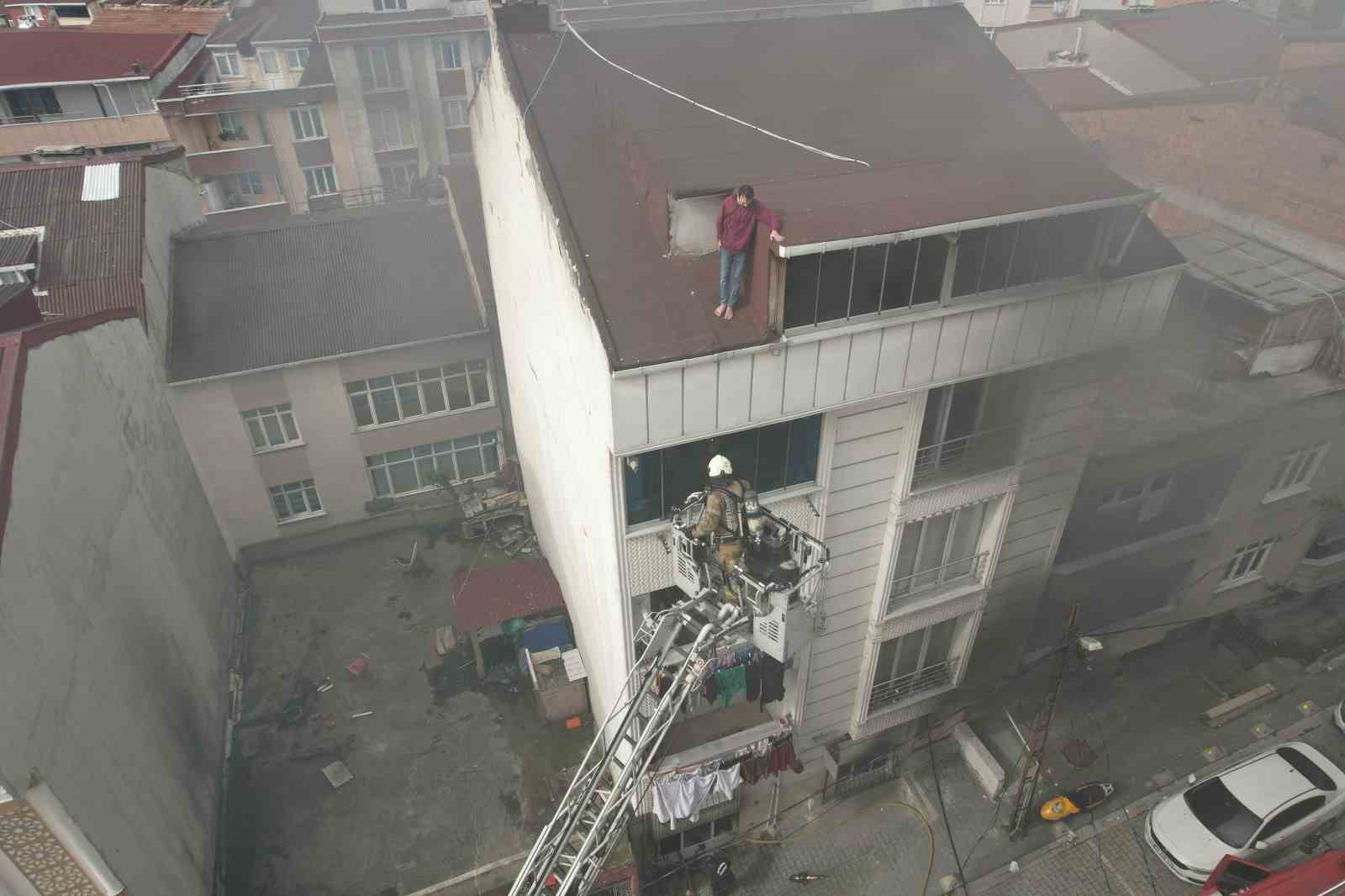 Esenyurt’ta bir vatandaş yangından kaçıp çatı katında kurtarılmayı bekledi
