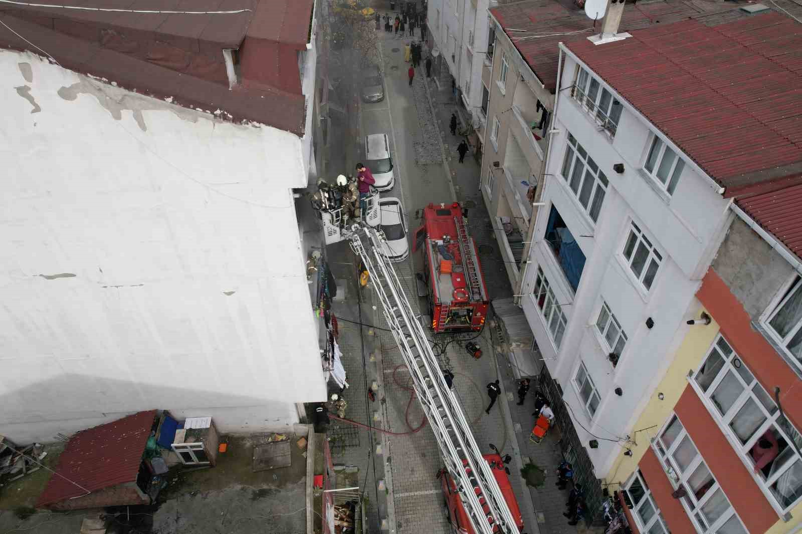 Esenyurt’ta bir vatandaş yangından kaçıp çatı katında kurtarılmayı bekledi
