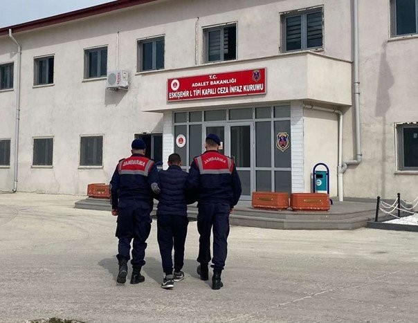 Eskişehir’de jandarma ekiplerince aranması bulunan 43 şahıs yakalandı
