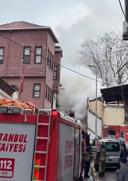 Fatih’te 3 katlı binada yangın: 1 ölü
