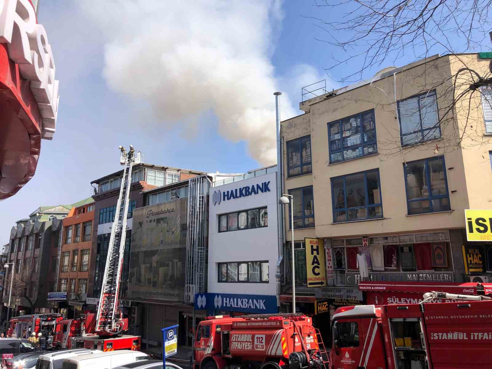 Fatih’te 6 katlı iş merkezinin deposunda korkutan yangın
