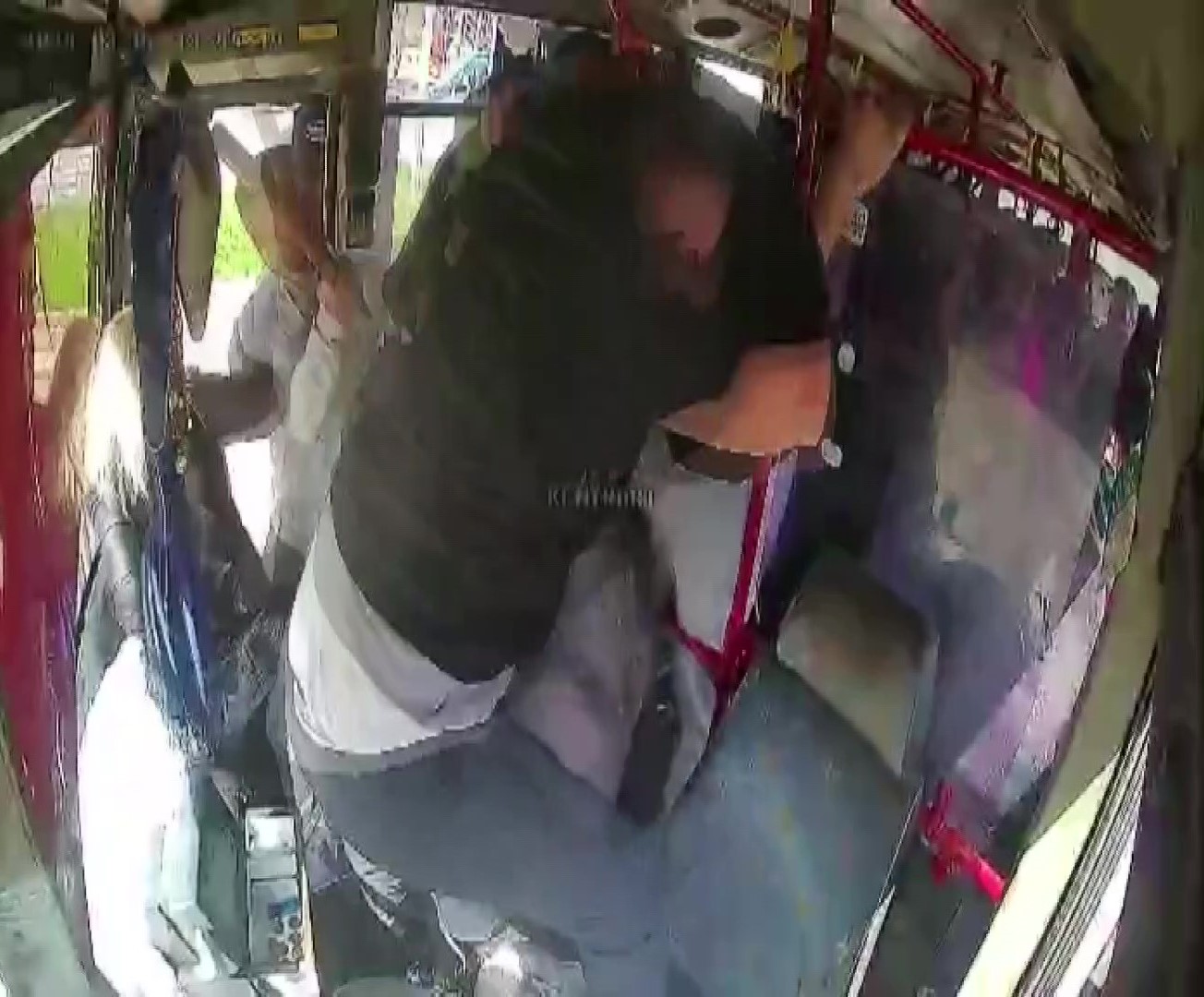 Fazla yolcu kavgasında şoför yolcuya sopa ile saldırdı
