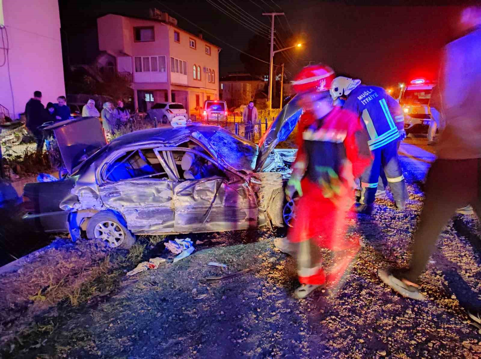 Fethiye’de 2 otomobil kafa kafaya çarpıştı: 1’i ağır 4 yaralı
