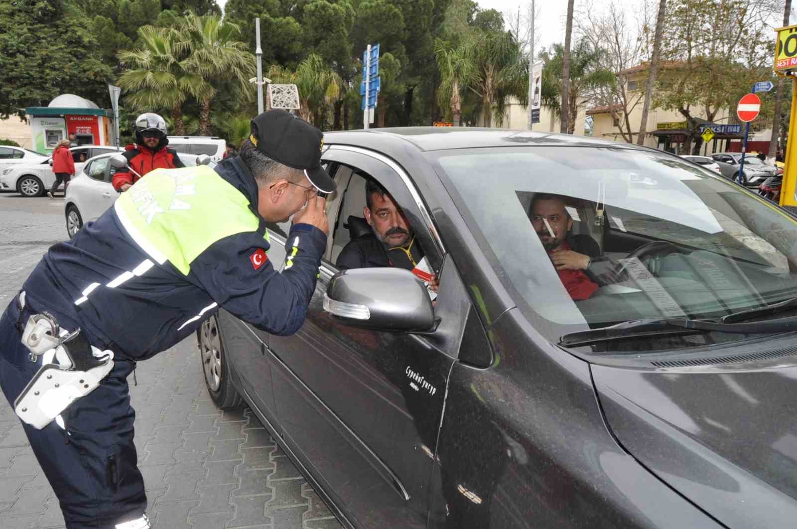 Fethiye’de Polis ve Jandarma’dan “Yayalara Öncelik” bilgilendirmesi
