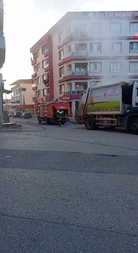 Gaziantep’te çöp kamyonunda çıkan yangını itfaiye söndürdü