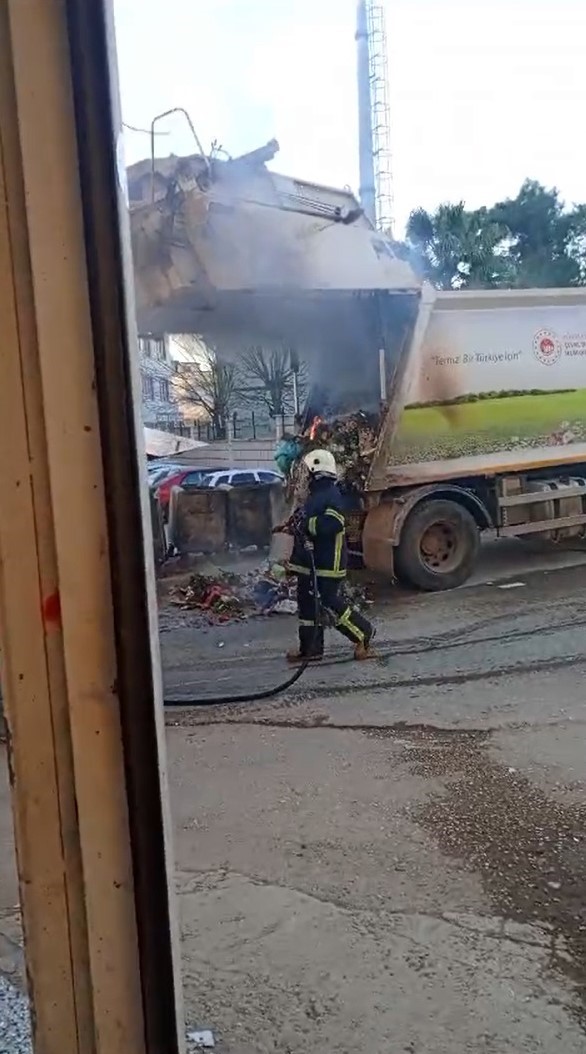 Gaziantep’te çöp kamyonunda çıkan yangını itfaiye söndürdü
