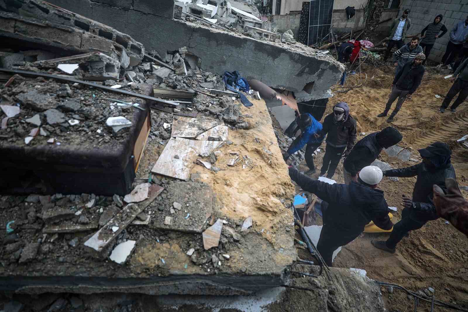 Gazze’de can kaybı 30 bin 800’e yükseldi
