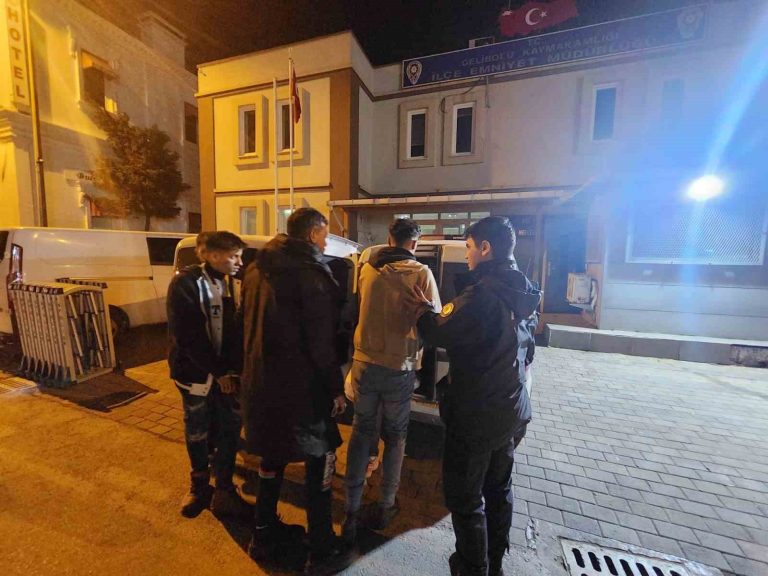 Gelibolu’da polis oturma izni olmayan 4 kaçak göçmen yakaladı