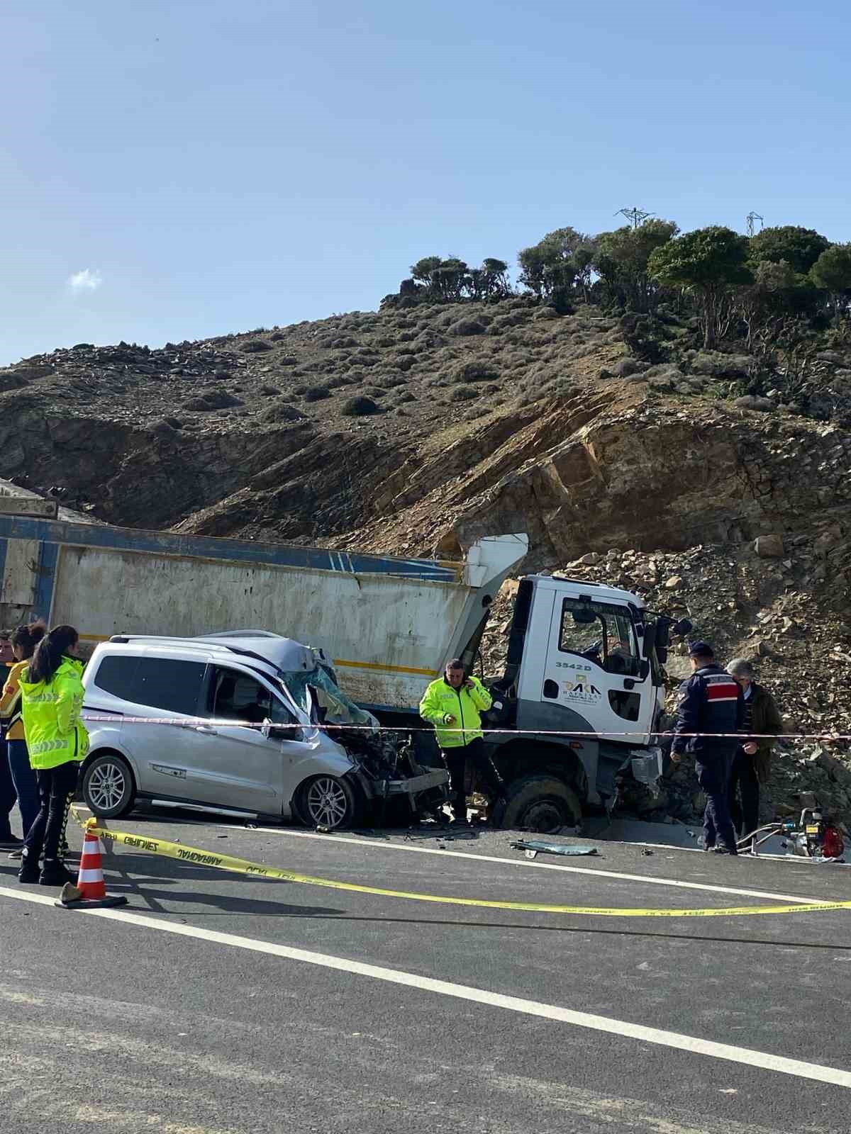 Gökçeada’da kamyon ile ticari araç kafa kaya çarpıştı: 1 kişi öldü