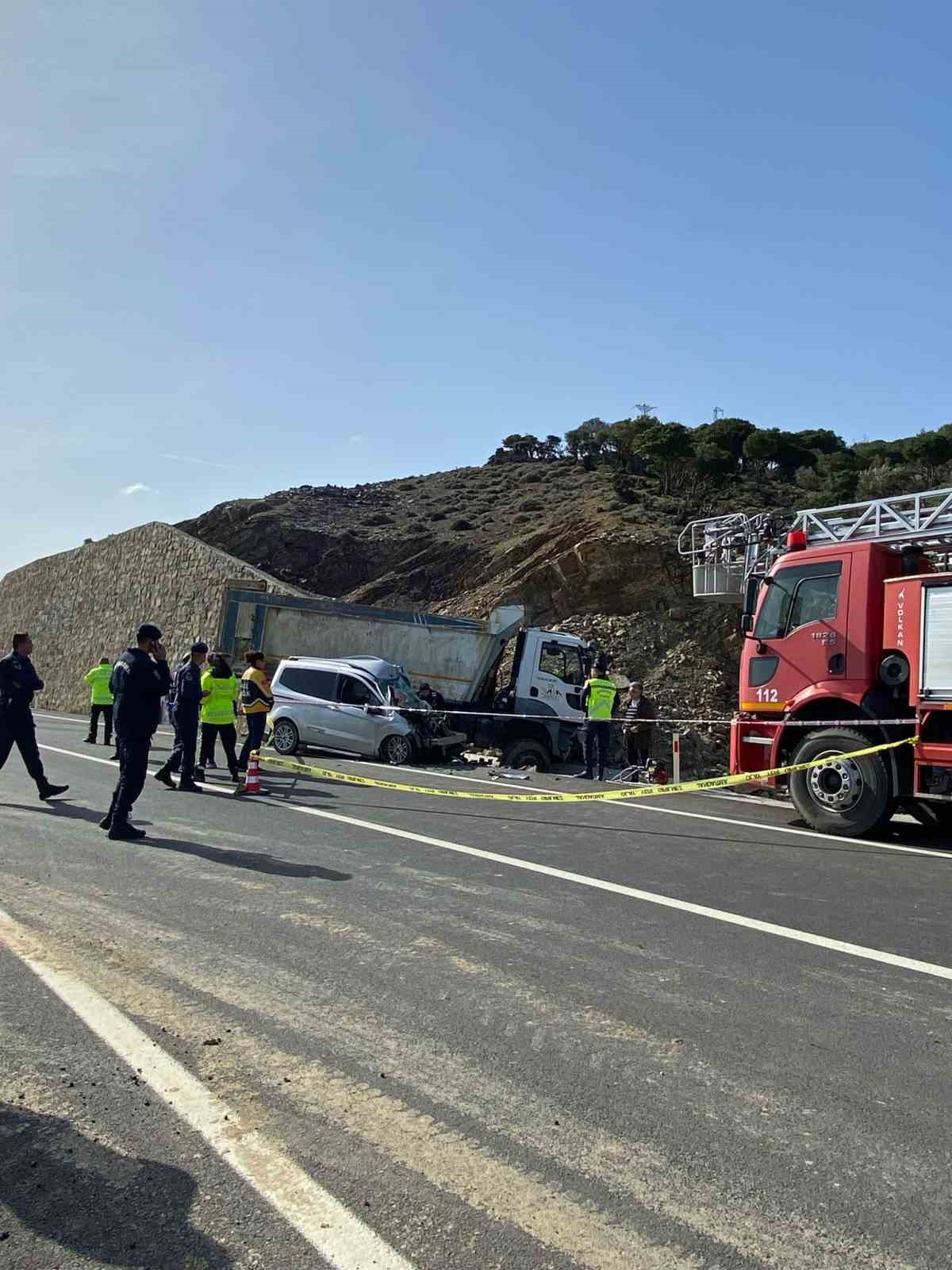 Gökçeada’da kamyon ile ticari araç kafa kaya çarpıştı: 1 kişi öldü
