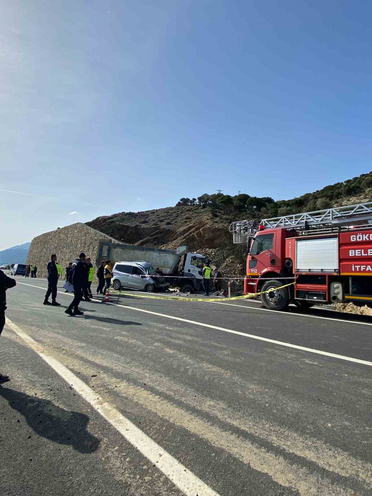 Gökçeada’da kamyon ile ticari araç kafa kaya çarpıştı: 1 kişi öldü
