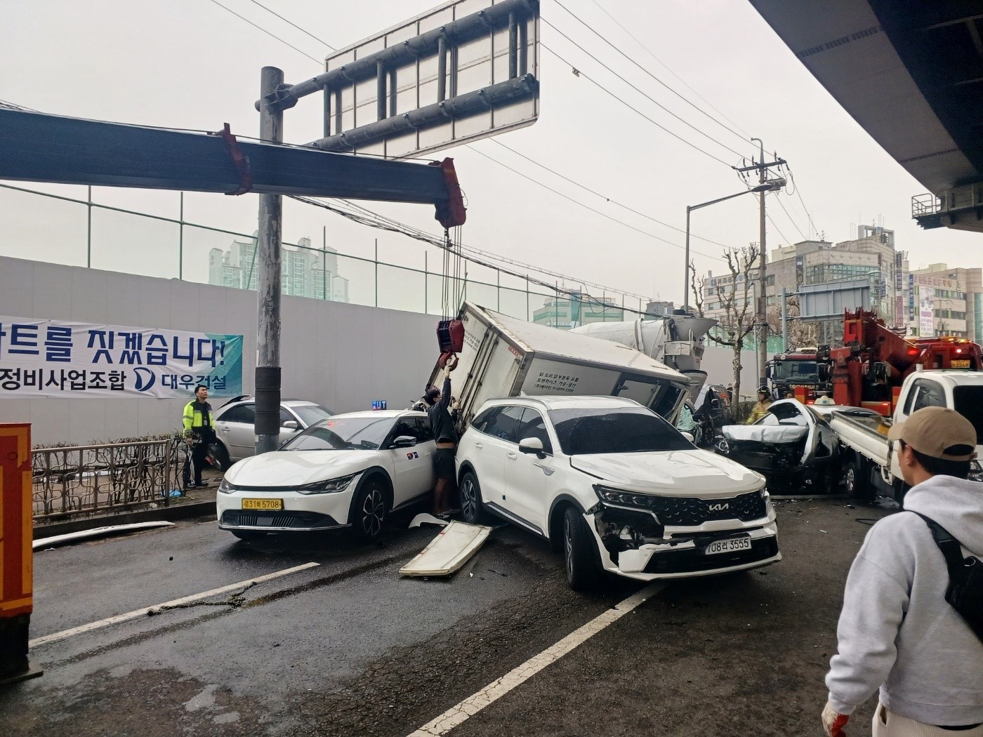 Güney Kore’de 13 araç zincirleme kazaya karıştı: 17 yaralı
