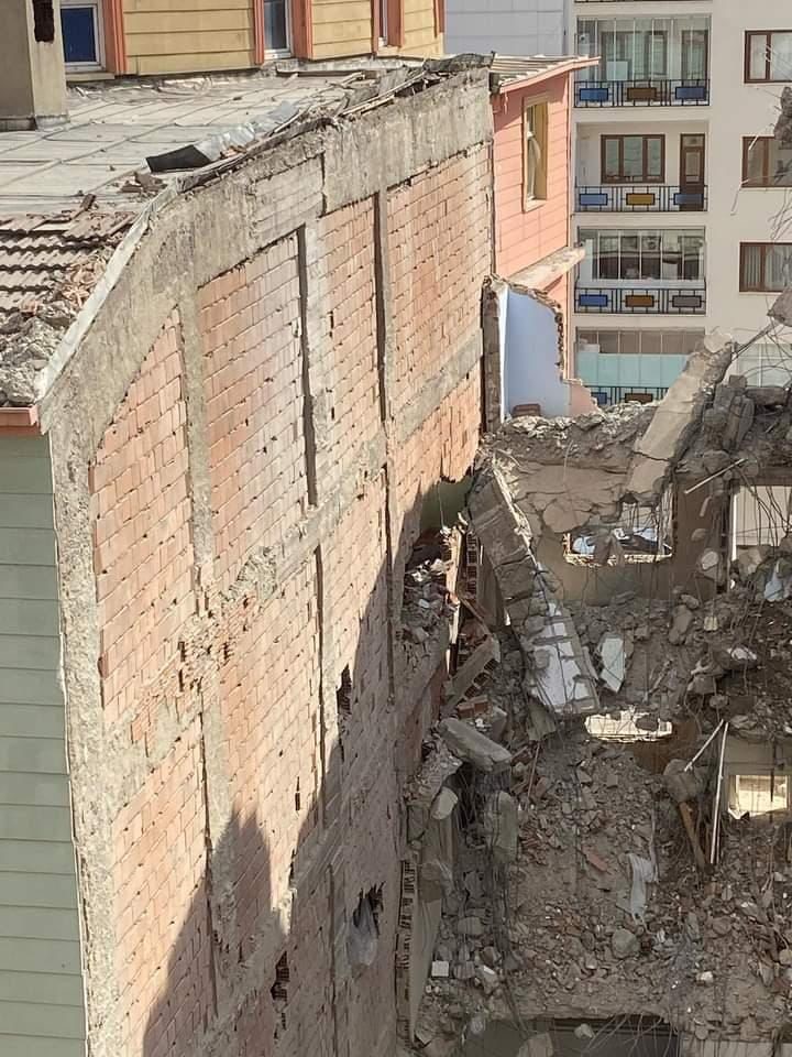 Hasarlı binayı yıkarken sağlam camiye zarar verdiler
