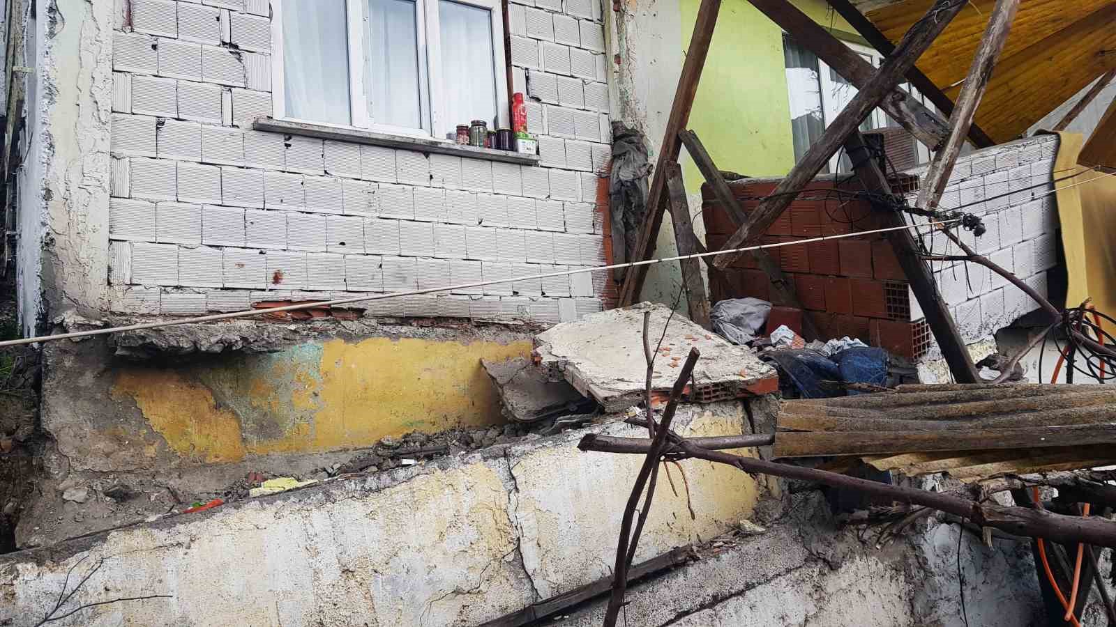 Heyelanda balkonu çöken ev boşaltıldı
