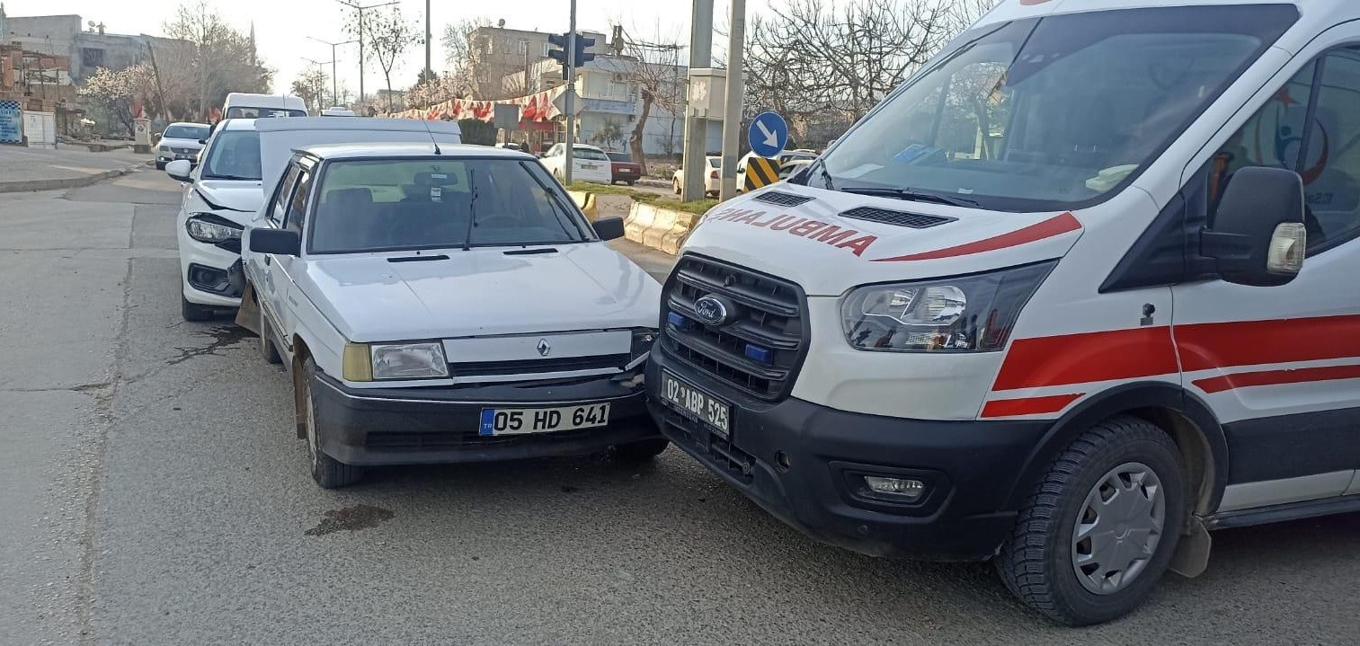 İki otomobil, bir ambulans çarpıştı: 1 yaralı
