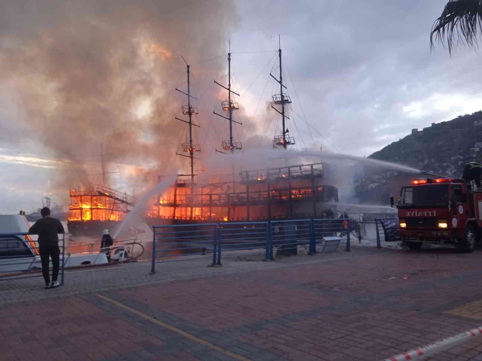 İki tur teknesi alev alev yandı, ekipler seferber oldu
