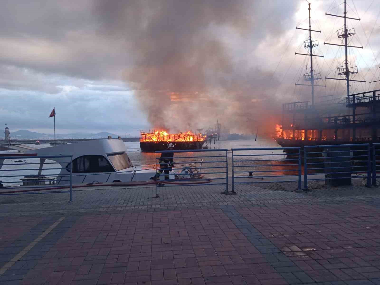 İki tur teknesi alev alev yandı, ekipler seferber oldu
