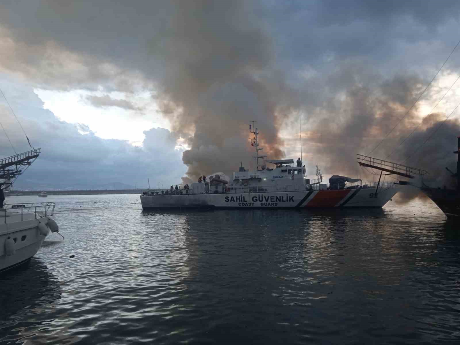 İki tur teknesi alev alev yandı, ekipler seferber oldu
