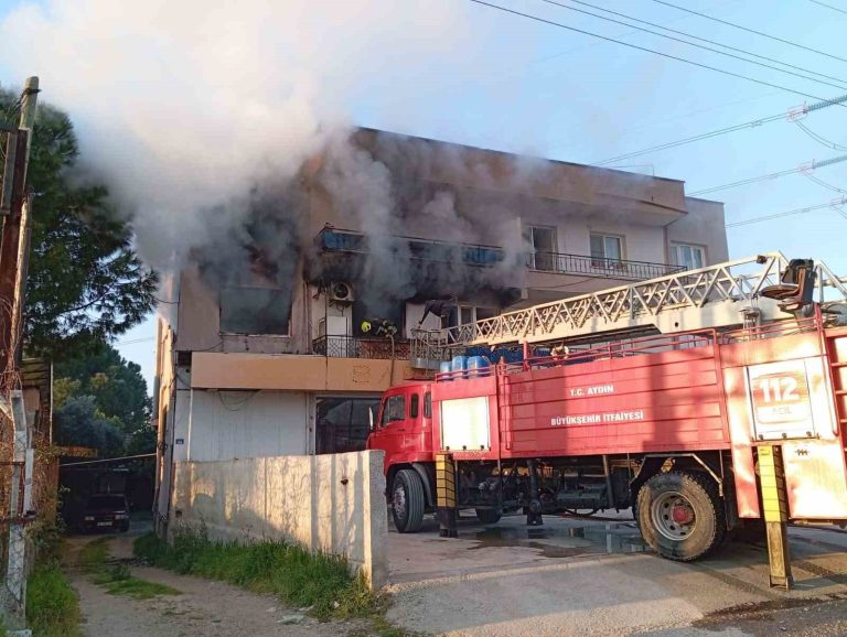 İncirliova’daki ev yangınında 2 kişi dumandan etkilendi