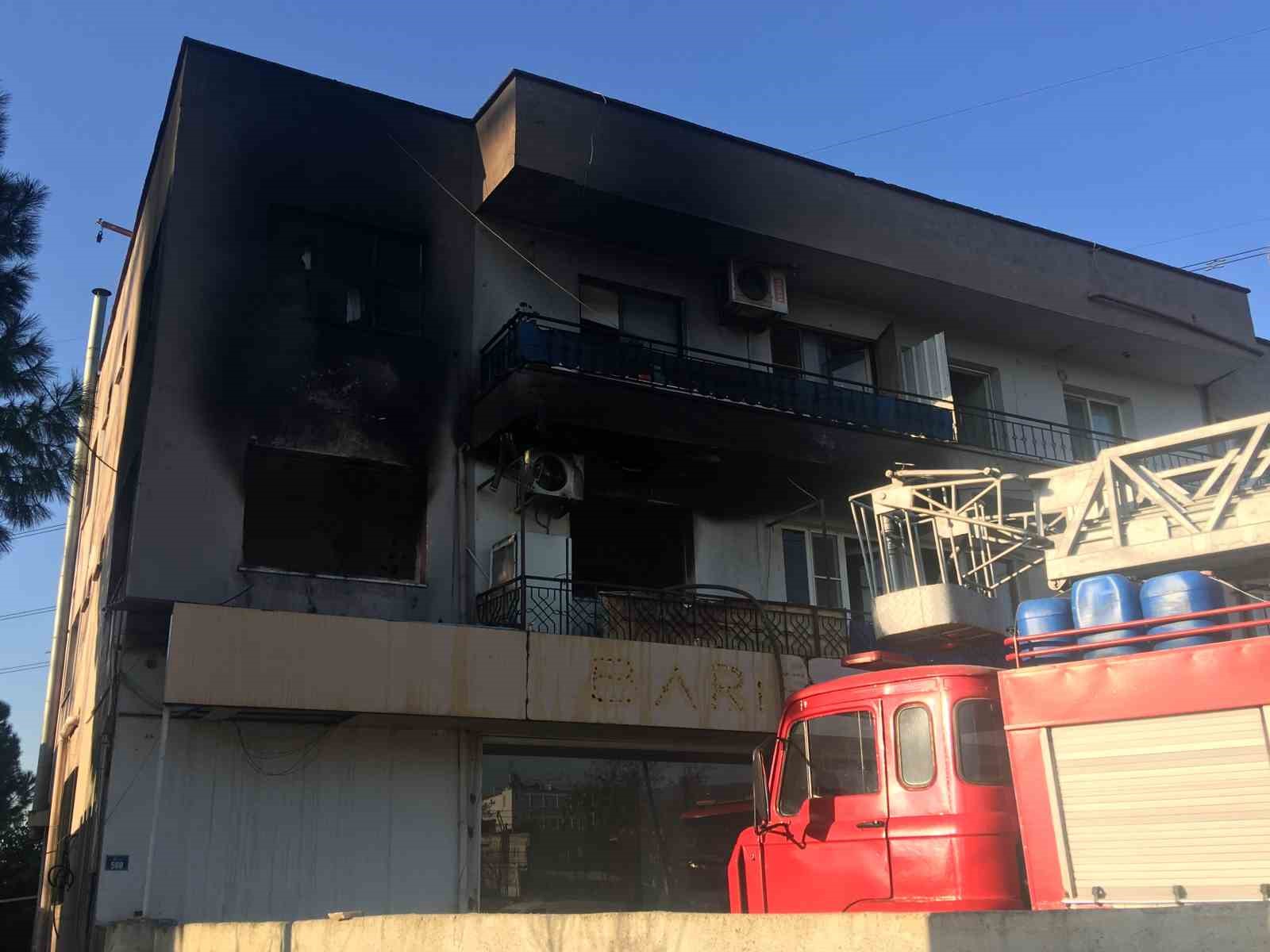 İncirliova’daki ev yangınında 2 kişi dumandan etkilendi
