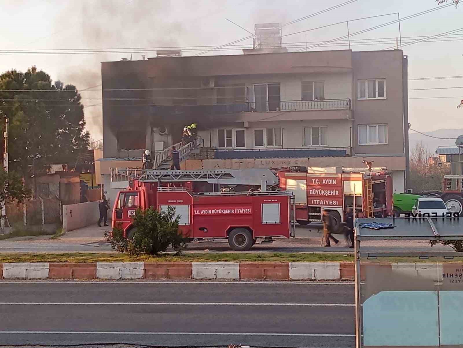 İncirliova’daki ev yangınında 2 kişi dumandan etkilendi
