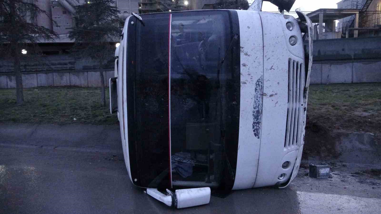 İşçi minibüsü devrildi: 6 yaralı

